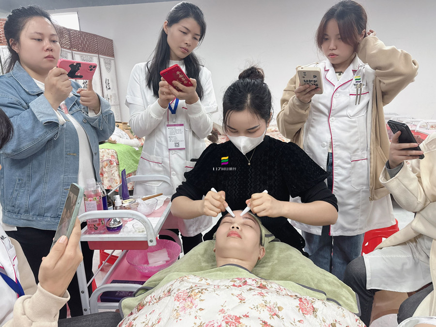 額頭撥筋的注意事項(xiàng)，廣西美容護(hù)膚課件講解